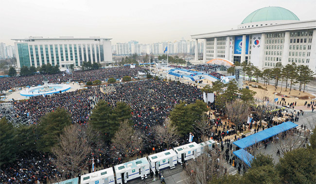 지난 2013년 2월 25일 국회의사당 앞마당에서 열린 제18대 박근혜 대통령 취임식은 역대 최대 규모였다.  김동훈 기자