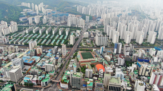 집값 고공행진과 초강력 대출 규제로 소형면적 아파트 희소성이 높아지면서 1∼3월 수도권 청약 경쟁률도 높게 나오고 있다. 소형 면적 670여 가구(41∼59㎡)가 포함된 ‘안양역 푸르지오 더샵’이 들어서는 경기 안양시 진흥아파트 주택재건축 정비사업지구 일대 모습. 안양시청 제공