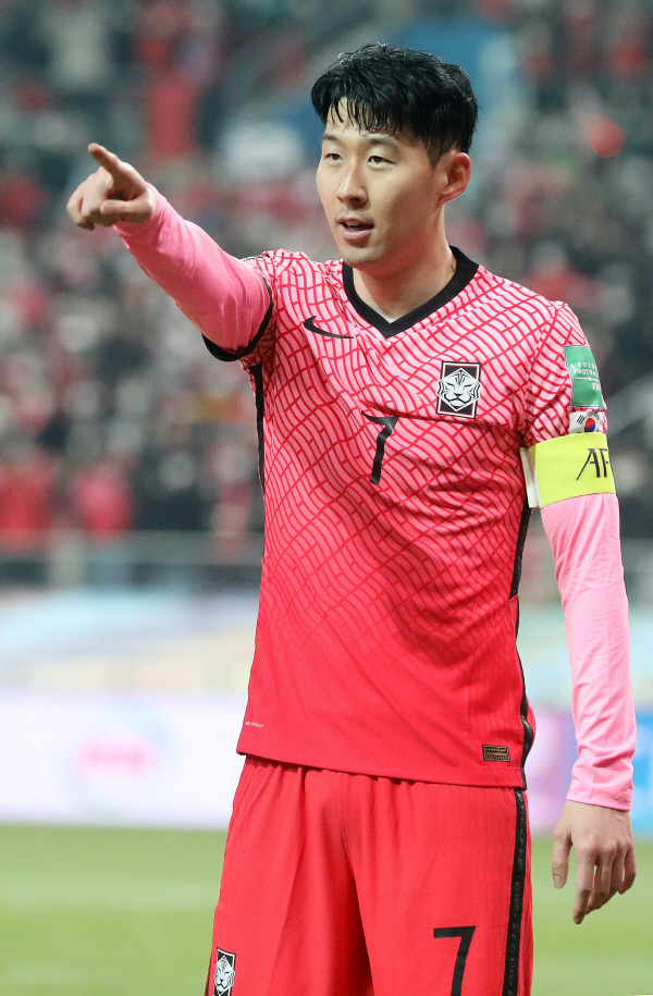 축구대표팀의 주장인 손흥민이 지난 24일 서울월드컵경기장에서 열린 이란과의 2022 FIFA 카타르월드컵 아시아 최종예선 9차전에서 전반 득점 후 세레머니를 하고 있다.  뉴시스