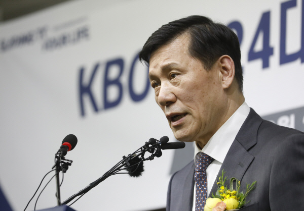 한국야구위원회 허구연 신임 총재가 29일 오후 서울 강남구 도곡동 야구회관에서 열린 제24대 총재 취임식에서 취임사를 하고 있다.  뉴시스