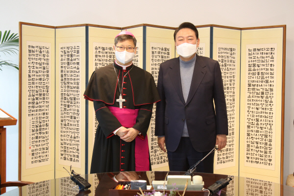 정순택(왼쪽) 대주교가 30일 천주교 서울대교구를 찾은 윤석열 대통령 당선인과 기념 촬영을 했다. 서울대교구 제공