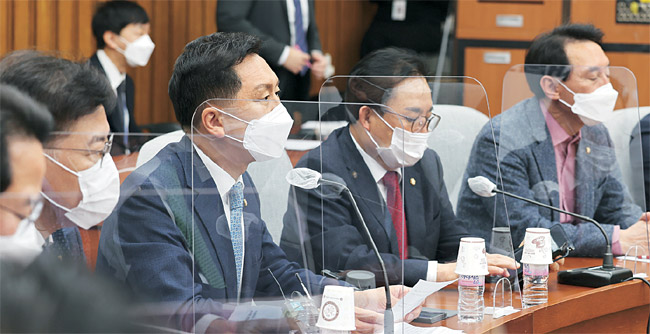김기현(왼쪽 세 번째) 국민의힘 원내대표가 1일 오전 국회에서 열린 원내대책회의에서 모두 발언을 하고 있다.   연합뉴스