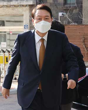 윤석열 대통령 당선인이 1일 오전 서울 종로구 통의동 대통령직인수위원회 집무실로 출근하고 있다. 인수위원회사진기자단