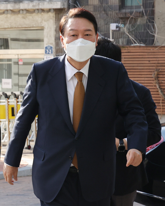 윤석열 대통령 당선인이 1일 오전 서울 종로구 통의동 대통령직인수위원회 집무실로 출근하고 있다. 인수위원회사진기자단