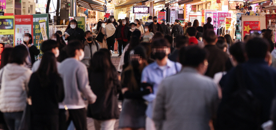 1일 사회적 거리두기 ‘10·12제’ 변경 발표 하루 전인 지난달 31일 저녁 서울 마포구 홍대 앞 젊음의 거리가 밤 시간을 즐기려는 시민들로 북적이고 있다. 연합뉴스