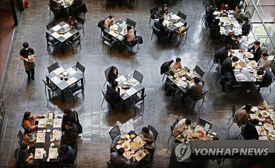오늘 거리두기 조정안 발표…‘10명 모임·자정까지 영업’ 유력 [연합뉴스 자료사진]