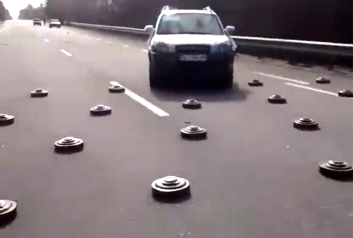 31일(현지시각) 우크라이나 키이우 서쪽 보로드얀카 인근 도로에서 차들이 대전차지뢰를 피해 지나가고 있다. 영상출처: 트위터이용자 @_catiko