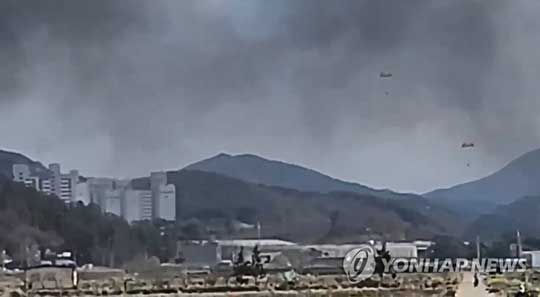 (사천=연합뉴스) 1일 오후 1시 36분께 경남 사천시 정동면 고읍리 한 들판 인근에 공군 훈련용 전투기 KT-1 두 대가 충돌해 추락했다. 사진은 전투기 추락 현장. 2022.4.1 [박황배씨 제공. 재판매 및 DB 금지]