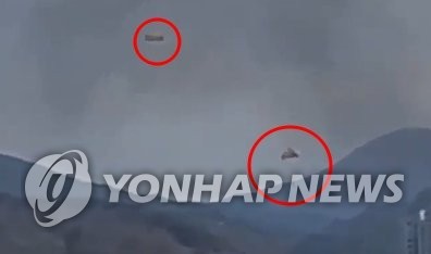 (사천=연합뉴스) 1일 오후 1시 36분께 경남 사천시 정동면 고읍리 한 들판 인근에 공군 훈련용 전투기 KT-1 두 대가 충돌해 추락했다. 사진은 전투기 충돌 직후 낙하산으로 탈출하는 조종사들의 모습. 2022.4.1 [박황배씨 제공. 재판매 및 DB 금지]