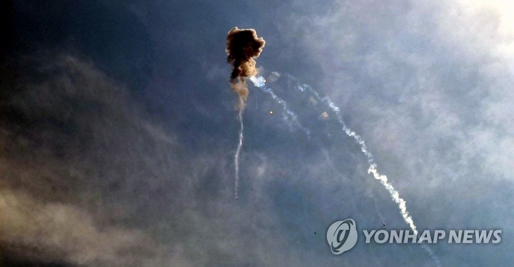 (사천=연합뉴스)  훈련기 사고 당시 충돌 여파로 인해 훈련기에서 검은 연기가 퍼지는 모습. 2022.4.1 [곽범씨 제공. 재판매 및 DB 금지]