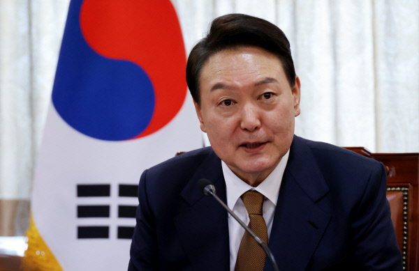 윤석열 대통령 당선인이 지난 1일 서울 종로구 통의동 인수위 집무실에서 걸프협력회의 주한대사들을 접견하며 인사말을 하고 있다. 연합뉴스
