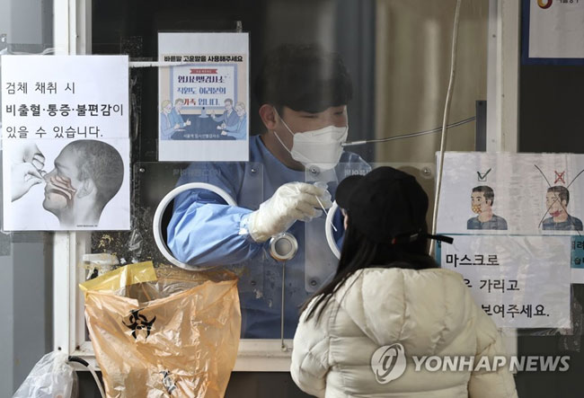 (서울=연합뉴스) 윤동진 기자 = 31일 오전 서울역광장에 설치된 코로나19 임시선별검사소에서 시민들이 검체 검사를 받고 있다. 2022.3.31