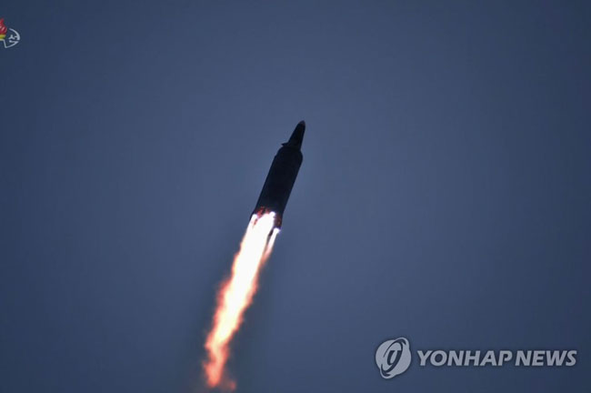 (서울=연합뉴스) 지난 1월 11일 북한이 발사한 극초음속 미사일이 비행하는 모습을 조선중앙TV가 같은 달 12일 보도했다. 발사 장소는 자강도로 알려졌다. [조선중앙TV 화면] 2022.1.12