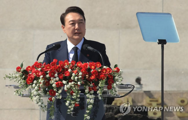 (제주=연합뉴스) 3일 오전 제주시 봉개동 4·3평화공원에서 열린 제74주년 제주 4·3 희생자 추념식에서 윤석열 대통령 당선인이 추념사를 하고 있다. 2022.4.3 [제주도사진기자회]