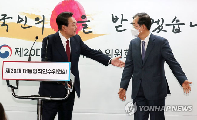 (서울=연합뉴스) 윤석열 대통령 당선자가 3일 서울 통의동 대통령직 인수위원회 기자회견장에서 한덕수 전 국무총리가 배석한 가운데 새정부 초대 총리후보로 한 전 국무총리를 지명하고 있다. 2022.4.3 [인수위사진기자단]