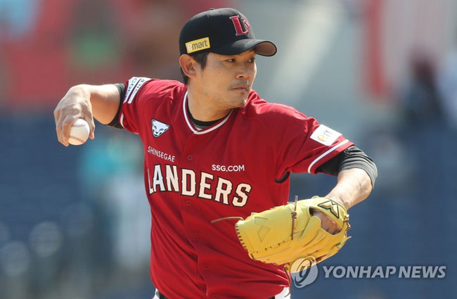 (창원=연합뉴스) 김동민 기자 = 3일 경남 창원NC파크에서 열린 2022년 KBO 리그 NC 다이노스와 SSG 랜더스 경기. 4회 말 SSG 선발 노경은이 역투하고 있다. 2022.4.3