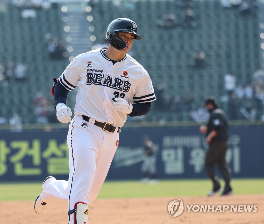 (서울=연합뉴스) 류영석 기자 = 3일 서울 잠실야구장에서 열린 2022 프로야구 KBO리그 한화 이글스와 두산 베어스의 경기. 4회말 무사 상황에서 두산 김재환이 솔로 홈런을 친 뒤 그라운드를 돌고 있다. 2022.4.3