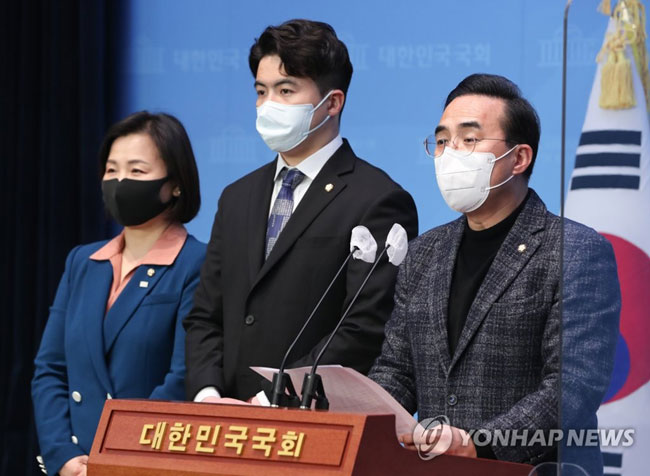(서울=연합뉴스) 이정훈 기자= 더불어민주당 박홍근 원내대표가 27일 오후 국회 소통관에서 원내대표단 대변인단 인선을 발표하고 있다. 왼쪽부터 원내대변인으로 임명된 이수진ㆍ오영환 의원, 박 원내대표. 2022.3.27 [국회사진기자단]