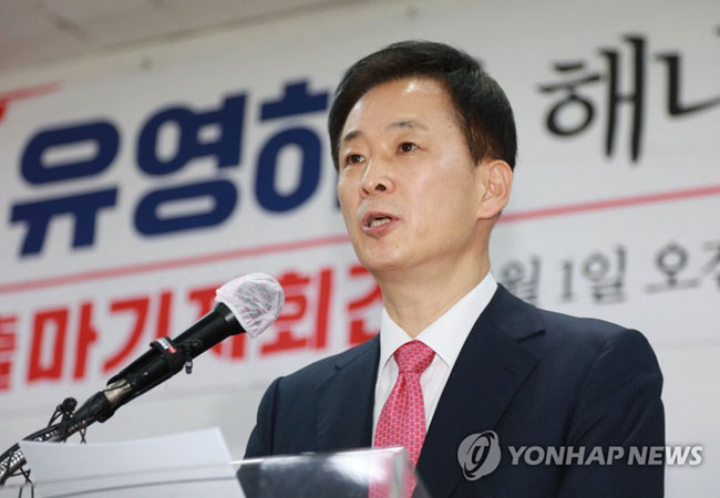 (대구=연합뉴스) 김현태 기자 = 박근혜 전 대통령의 법률대리인인 유영하 변호사가 1일 오전 국민의힘 대구시당에서 대구시장 출마를 밝히고 있다. 2022.4.1