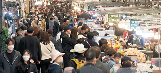 서울 최대 전통시장이자 관광명소인 서울 종로구 예지동 광장시장이 3일 오후 새봄 나들이를 겸해 물건을 사러 온 손님들로 발 디딜 틈 없이 붐비면서 코로나19로 침체됐던 분위기에서 벗어나 활기를 보이고 있다.