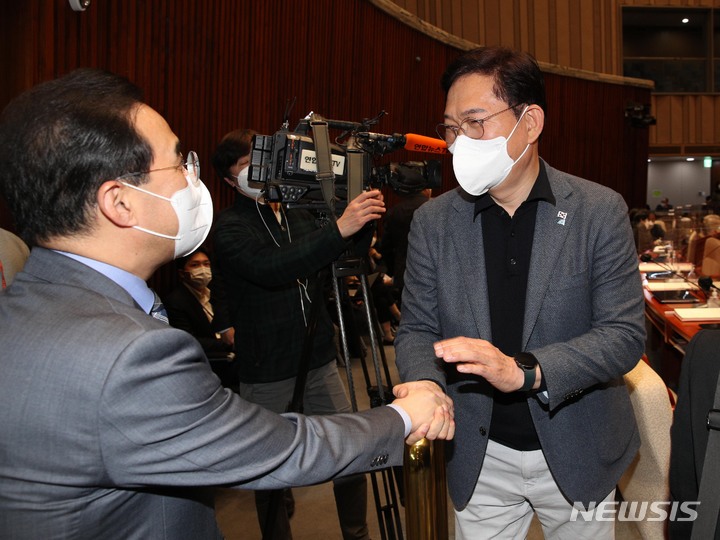 [서울=뉴시스] 송영길 전 더불어민주당 대표(오른쪽)가 31일 오후 국회에서 열린 정책의원총회에서 박홍근 더불어민주당 신임 원내대표와 인사를 나누고 있다. (공동취재사진) 2022.03.31.