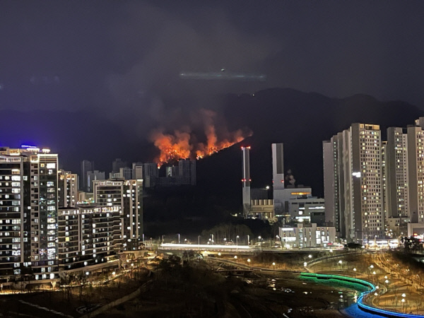 4일 오후 7시 43분 위례신도시가 자리한 경기 하남시 학암동 인근 청량산에서 불이 나 소방당국이 진화에 나섰다. 산림청 중앙산불방지대책본부 제공