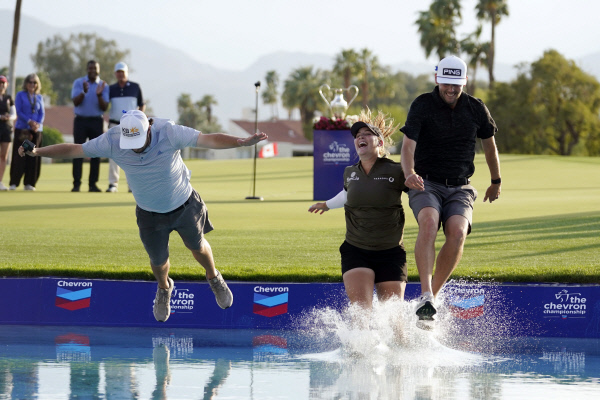 미국의 제니퍼 컵초(가운데)가 4일(한국시간) 미국 캘리포니아주 랜초미라지의 미션힐스컨트리클럽 다이나쇼어코스에서 LPGA투어 셰브론챔피언십 우승을 확정한 후 ‘포피스 폰드’에 입수하고 있다.  AP뉴시스