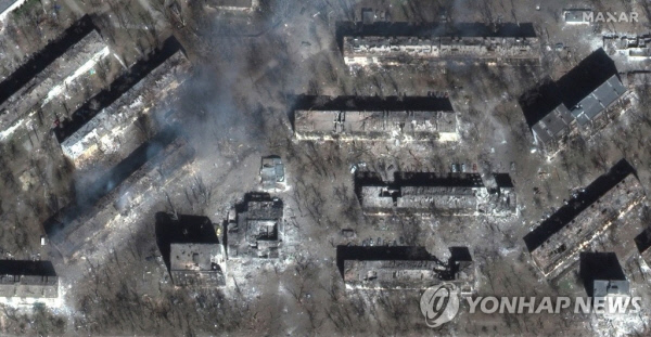 러시아군 폭격에 파괴된 우크라이나 동남부 항구도시 마리우폴 아파트 단지. 연합뉴스 자료사진