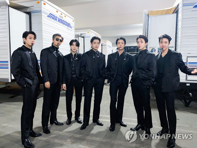 (서울=연합뉴스) 그룹 방탄소년단(BTS)이 3일(현지시간) 미국 라스베이거스 MGM 그랜드 가든 아레나에서 열린 제64회 그래미 시상식에서 공연을 앞두고 기념 촬영을 하고 있다. 이날 네 번째 퍼포머로 나선 방탄소년단 멤버들은 첩보 요원을 연상케 하는 검은색 수트를 입고 단독 무대를 선보였다. 2022.4.4[방탄소년단 공식 트위터 캡처. 재판매 및 DB 금지]