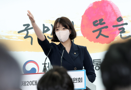 배현진 대통령 당선인 대변인이 6일 오전 서울 종로구 통의동 대통령직인수위원회에서 브리핑을 하며 질문을 할 기자를 지목하고 있다.