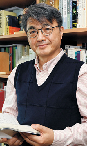 김헌 서울대 인문학연구원 교수가 4일 서울 관악구 연구실에서 신간을 들고 고대 그리스 로마 신화가 현대인에게 전하는 메시지를 설명하고 있다.  김선규 기자