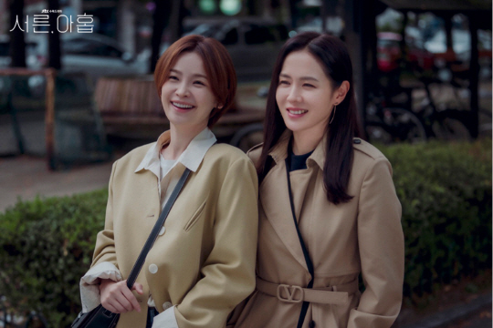‘서른, 아홉’에서 절친한 사이로 등장한 전미도(왼쪽)와 손예진.