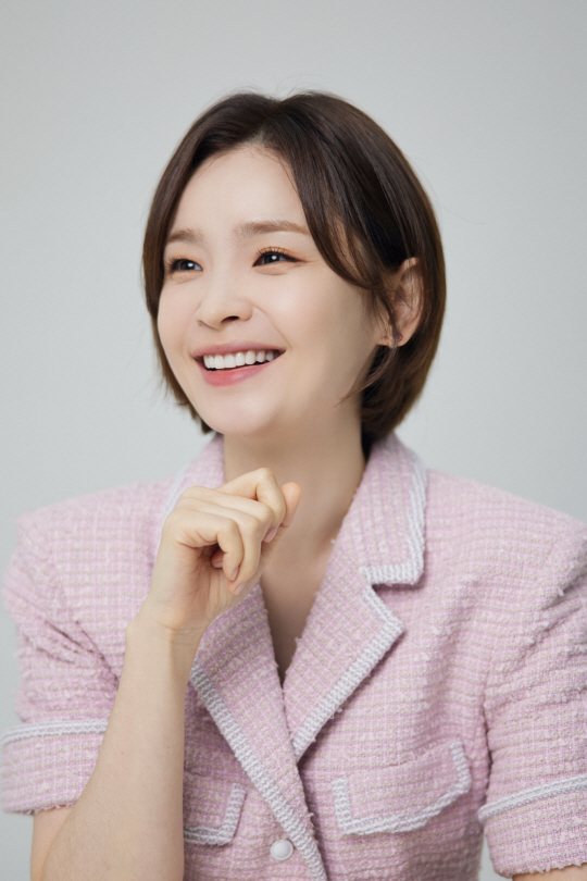 ‘슬기로운 의사생활’의 트레이드마크 같았던 안경을 벗은 전미도는 “저 원래 시력이 좋다”며 웃었다.