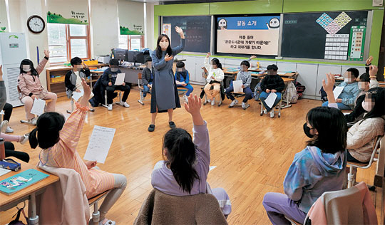지난 3월 전남 나주시 나주초등학교에서 이은주(가운데) 교사가 학생들과 우리 고장을 소개하는 사회 과목 수업을 진행하고 있다. 초록우산어린이재단 제공