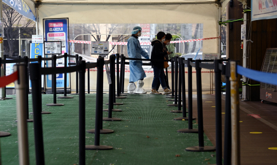 신규 확진자가 28만6294명 발생해 ‘수요폭증’이 가라앉은 6일 오전 서울 송파구 선별진료소가 비교적 한산한 모습을 보이고 있다. 선별진료소에서는 오는 11일부터 신속항원검사가 중단되고 60세 이상·감염위험군 등 우선순위에 대한 PCR 검사만 진행된다. 윤성호 기자