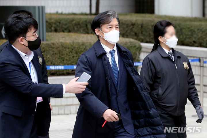 [서울=뉴시스] 조국 전 법무부 장관이 지난해 12월24일 오전 서울 서초구 서울중앙지방법원에서 열린 21차 공판을 마친 뒤 법정을 나서고 있다. 2021.12.24.