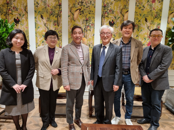 다문화TV는 지난 4일 여의도 CCMM 빌딩 12층에서 서강대와 업무협약을 체결했다. 왼쪽부터 서강대 유로메나연구소 이수정 책임연구원, 서강대 동아연구소 강희정 소장, 다문화TV 장영선 대표, 서강대 사학과 학과장이자 유로메나연구소 소장인 박단 교수, 서강대 유로메나연구소 박현도 대우교수, 서강대 국제인문학부 정일영 조교수. 다문화TV 제공
