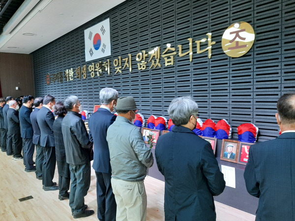 대한민국무공수훈자회와 제주도가 5일 오후 국립제주호국원 현충관에서 국가유공자 영현 합동 봉안식을 거행했다. 대한민국무공수훈자회 제공
