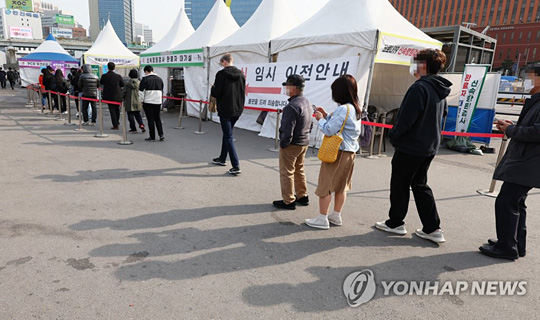 (서울=연합뉴스)  5일 오전 서울역 광장에 마련된 코로나19 임시 선별검사소에서 시민들이 검사를 받기 위해 기다리고 있다. 2022.4.5