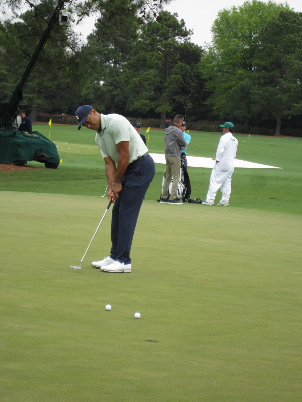 미국의 타이거 우즈가 5일 밤(한국시간) 미국 조지아주 오거스타의 오거스타내셔널골프클럽 연습 그린에서 신중하게 퍼트 연습을 하고 있다.  오거스타=오해원 기자