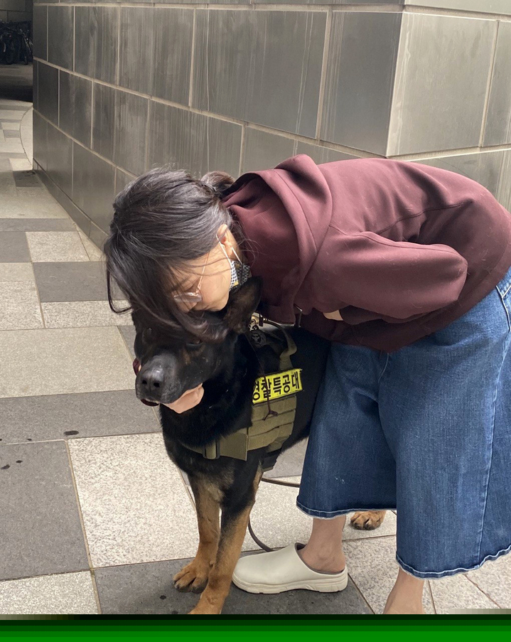 [서울=뉴시스]윤석열 대통령 당선인 아내 김건희 여사가 서울 서초구 자택 앞에서 일상복 차림으로 경호 담당 경찰특공대의 폭발물 탐지견을 안아보고 있는 모습이 담긴 사진이 4일 공개됐다. (사진=독자 제공)