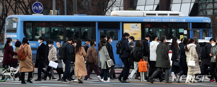 [서울=뉴시스] 추상철 기자 = 꽃샘추위속에 절기상 춘분인 21일 오전 서울 종로구 광화문 인근에서 시민들이 몸을 웅크린 채 출근을 하고 있다.