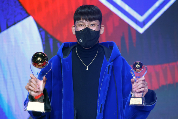 SK의 최준용이 6일 오후 서울 강남구 그랜드 인터컨티넨탈 서울 파르나스에서 열린 2021∼2022 프로농구 시상식에서 MVP를 수상한 뒤 트로피를 들고 기념 촬영을 하고 있다.  뉴시스