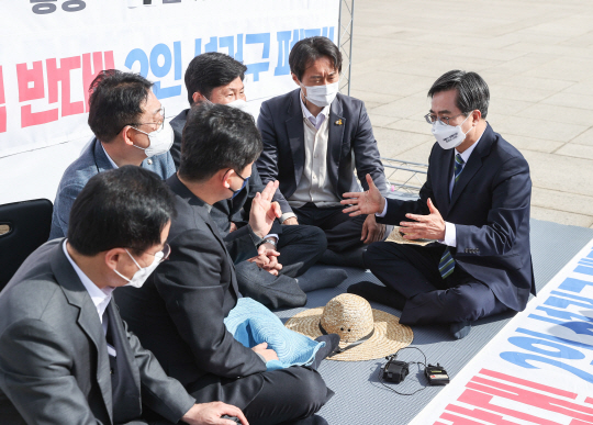 김동연(오른쪽) 새로운물결 대표가 7일 오전 국회 본청 앞에서 정치개혁법안 처리 촉구 농성을 벌이는 더불어민주당 의원들과 대화를 나누고 있다. 뉴시스