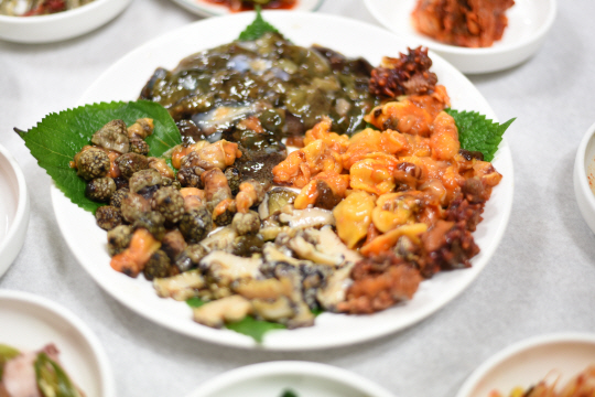‘바다의 더덕’이라고 불리는 미더덕 회와 멍게 회. 미더덕 회는 생소한데 껍데기를 벗겨 내고 노랗고 부드러운 속살을 먹는다. 요즘 딴 것이 가장 맛이 좋다.
