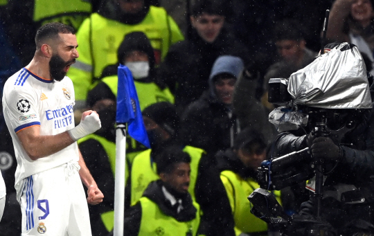 레알 마드리드의 카림 벤제마가 7일 오전(한국시간) 영국 런던의 스탬퍼드 브리지에서 열린 UEFA 챔피언스리그 8강 1차전에서 전반 24분 두 번째 골을 터트린 뒤 카메라 앞에서 포효하고 있다.  EPA 연합뉴스