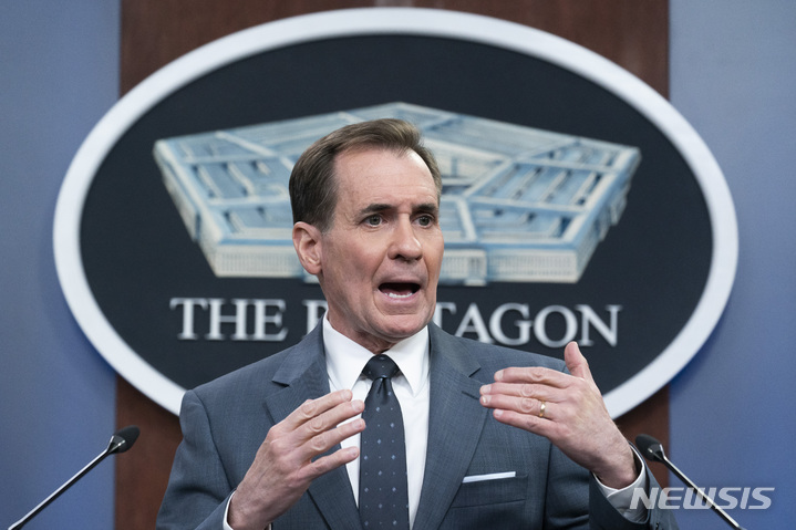 [워싱턴=AP/뉴시스] 존 커비 미 국방부 대변인이 4일(현지시간) 워싱턴 국방부에서 브리핑하고 있다. 커비 대변인은 우크라이나를 지원하는 안보 지원 물품 일부가 지난 주말 도착했다고 밝히며 “우크라이나에 가장 필요한 재블린 미사일, 드론 등을 먼저 보내고 있다”고 말했다. 2022.04.05.