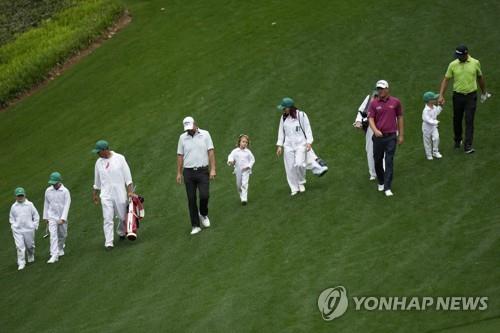 가족을 캐디로 삼아 파3 콘테스트에서 나선 선수들이 코스를 걷고 있다.[AP=연합뉴스]