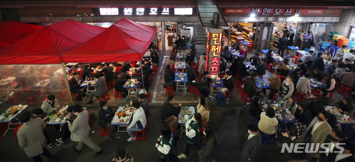 [서울=뉴시스] 사회적 거리두기 완화로 사적 모임 10인, 영업시간 밤 12시까지가 적용된 지난 4일 오후 서울 중구 을지로 노가리 골목 주점이 시민들로 붐비고 있다. 2022.04.04.