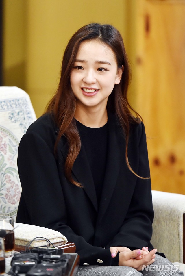 [서울=뉴시스]손연재가 29일 인천시청 접견실에서 열린 ‘2019 손연재 리프(Leap) 챌린지 컵’ 업무협약식에서 박남춘 인천시장과 협약 체결 후 대화를 하고 있다. 2019.10.29. (사진=인천시 제공)